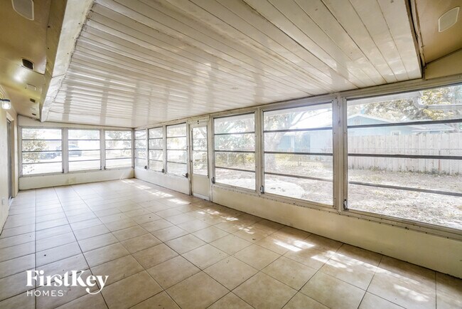 Building Photo - 10134 Oleander Dr