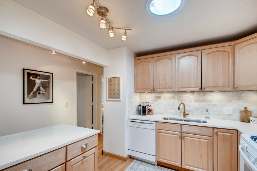 Bright and open Kitchen - 4860 Park Commons Dr