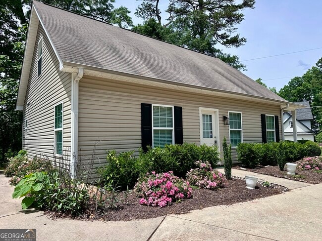 Building Photo - 728 Skyview Dr NE