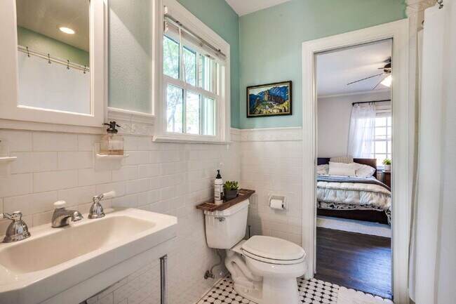 Building Photo - A Stunning, Updated Home in the heart of Dallas