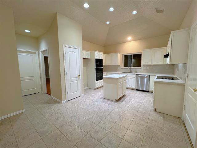 Building Photo - 705 Pine Lakes Dr