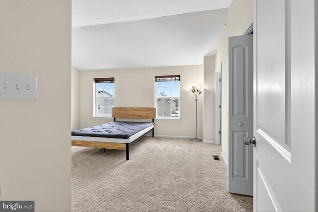 Building Photo - 48 Munro Rd