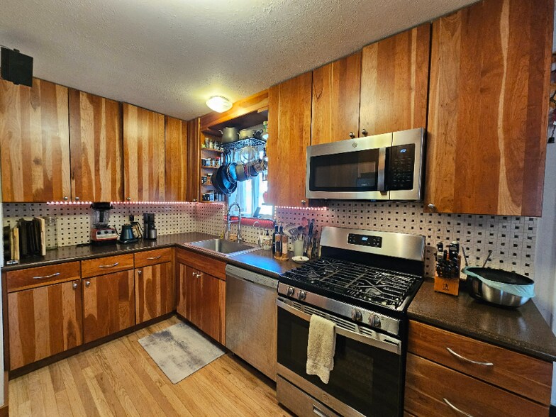 Building Photo - 880 35th St