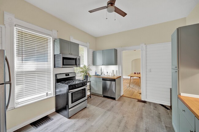 Building Photo - 2137 Maple Ave