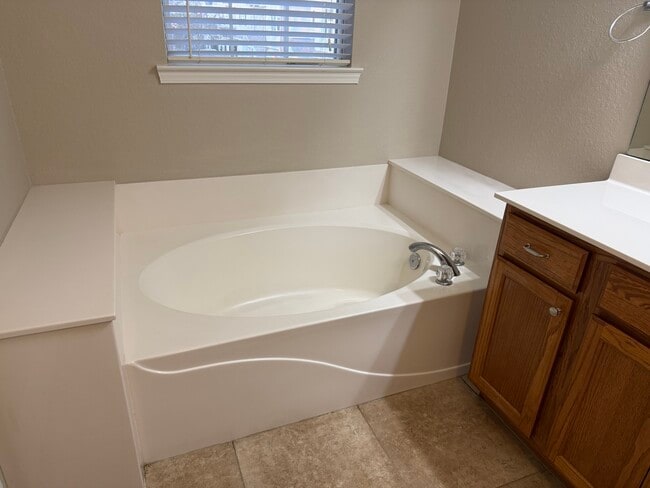 Building Photo - 121 Farrah Ave