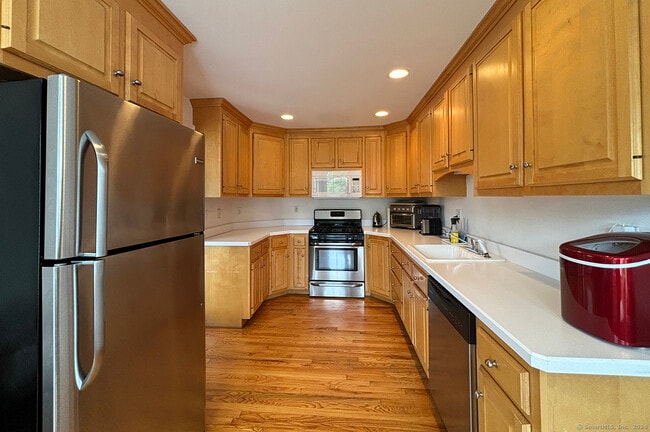 Building Photo - 381 S Pine Creek Rd