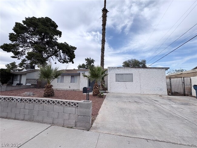 Building Photo - 5504 W Bartlett Ave