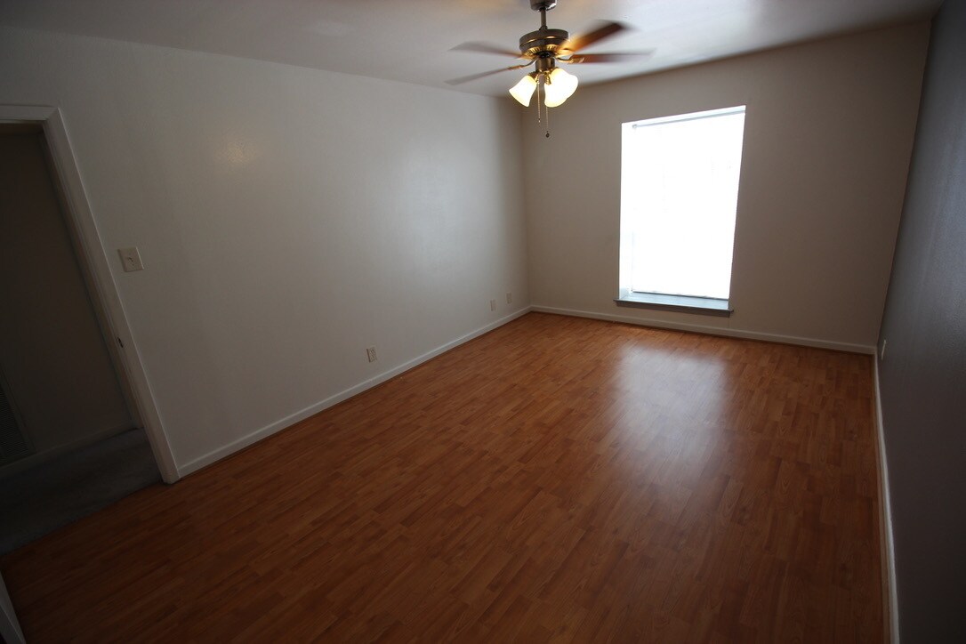 Building Photo - 8401 N New Braunfels Ave