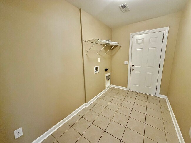 Building Photo - Beautiful 4-Bedroom Home in a Prime Location!