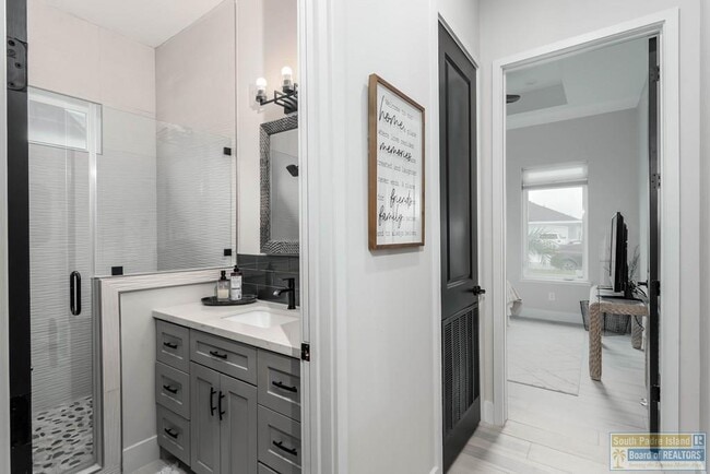 Building Photo - 100 Torrey Pines Dr