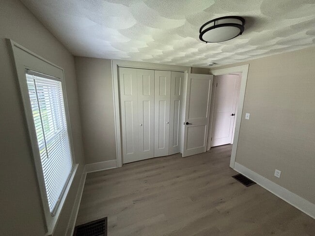 Building Photo - Updated Single Family Home in Maine Endwel...