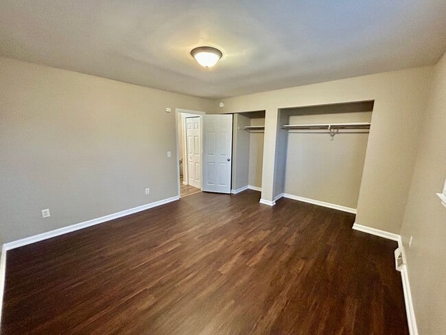 Building Photo - 2 Bedroom With a Bonus Room!