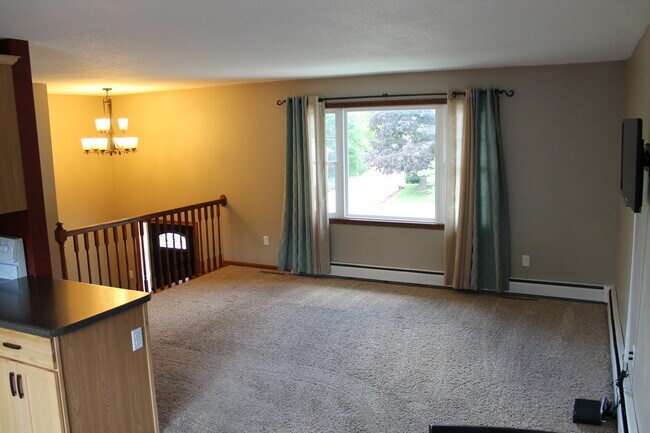 Building Photo - Avail May 1st. SW Rochester 3 bedroom 2 bath home, giant 2 car garage