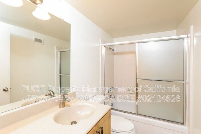 Building Photo - 2315 Eastridge Ave