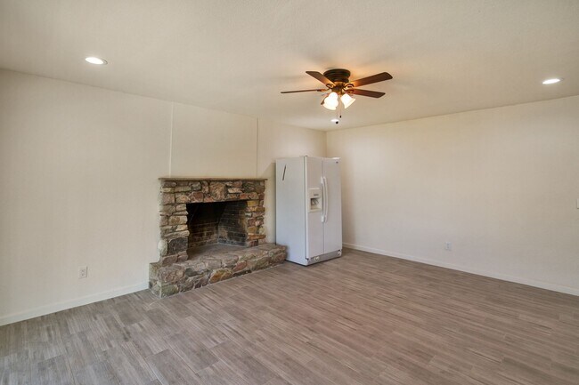 Building Photo - Huge Yard backing the 60.  5 Bed 3 Bath house at ASU