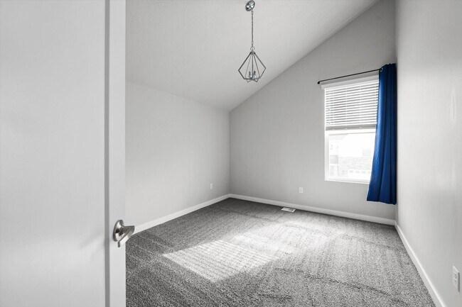 Building Photo - 721 E Zekes Ct