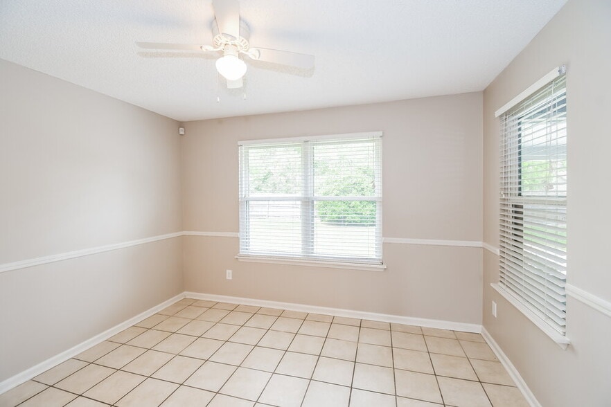 Building Photo - 3303 Hampstead Dr