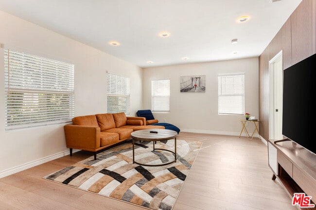 Building Photo - 1419 N Orange Dr