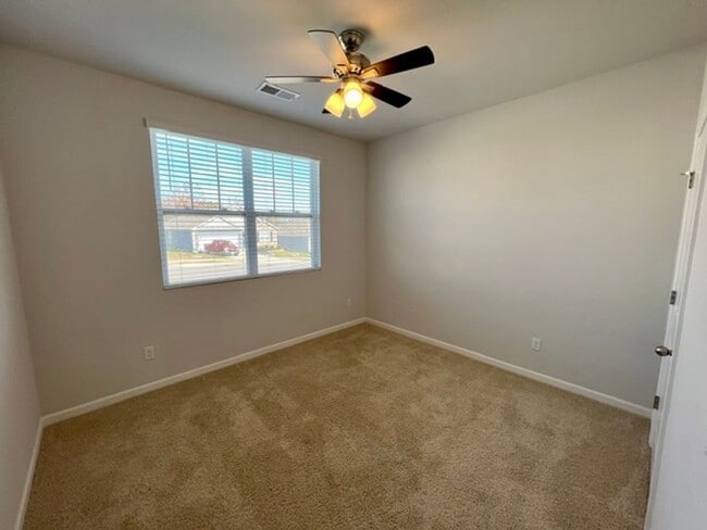 Building Photo - 3 Bed 2 Bath in Lebanon, Like New Home in Woodbridge Glen!