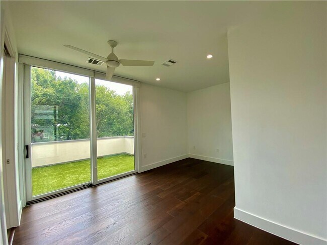 Building Photo - 1905 Riverview St