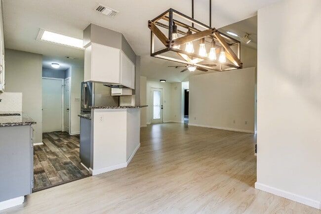 Building Photo - 2241 Prytania Cir