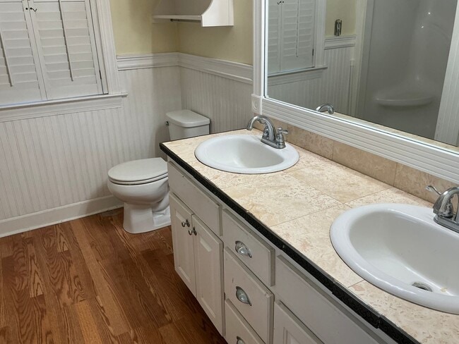 Building Photo - Beautiful Home!