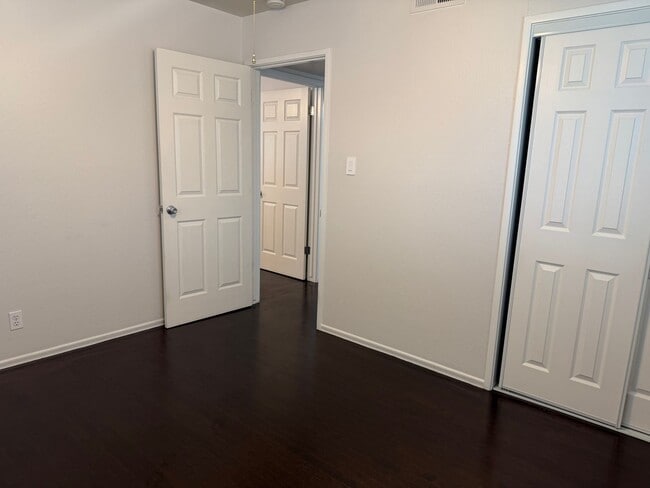 Building Photo - Adorable 3 bedroom 1.5 bath home garden setting