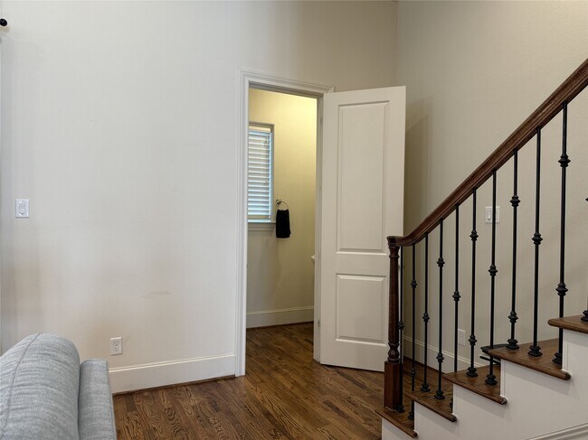 Building Photo - 705 Delano St