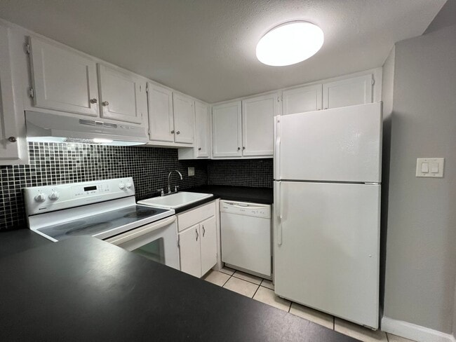 Building Photo - Altamonte Springs 1/1 Condo ~ Lakefront Community ~ Great Amenities!!