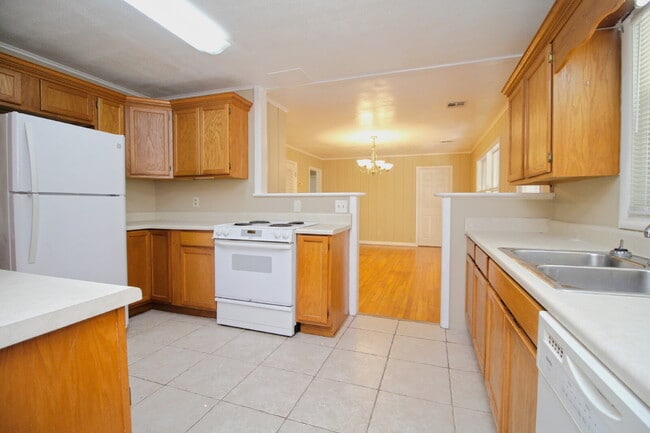 Building Photo - Northeast Pensacola Home- Entertainers Dre...