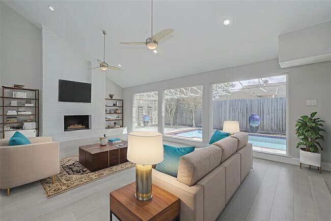 Building Photo - 915 Daria Dr