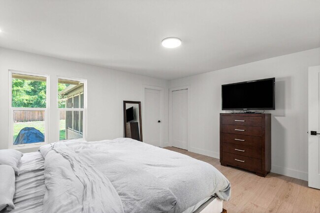 Building Photo - "Renovated 4-Bedroom in Rocky Bayou Estates!"