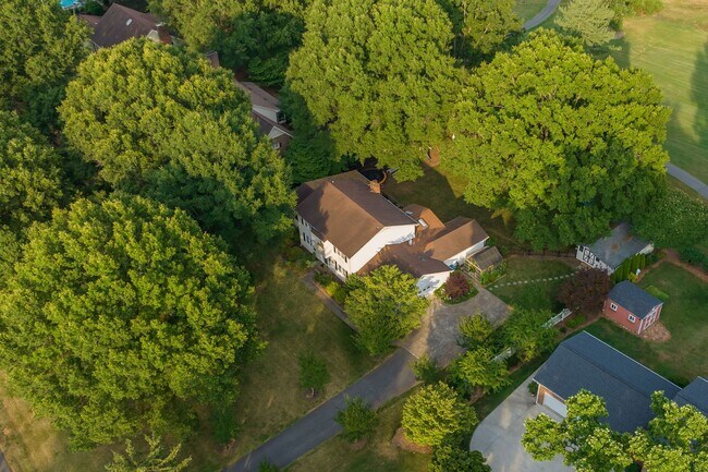 Building Photo - 4BR Golf Course Home in Bermuda Run with EV Charger