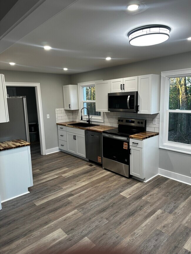 Building Photo - 2506 Halls Hill Pike