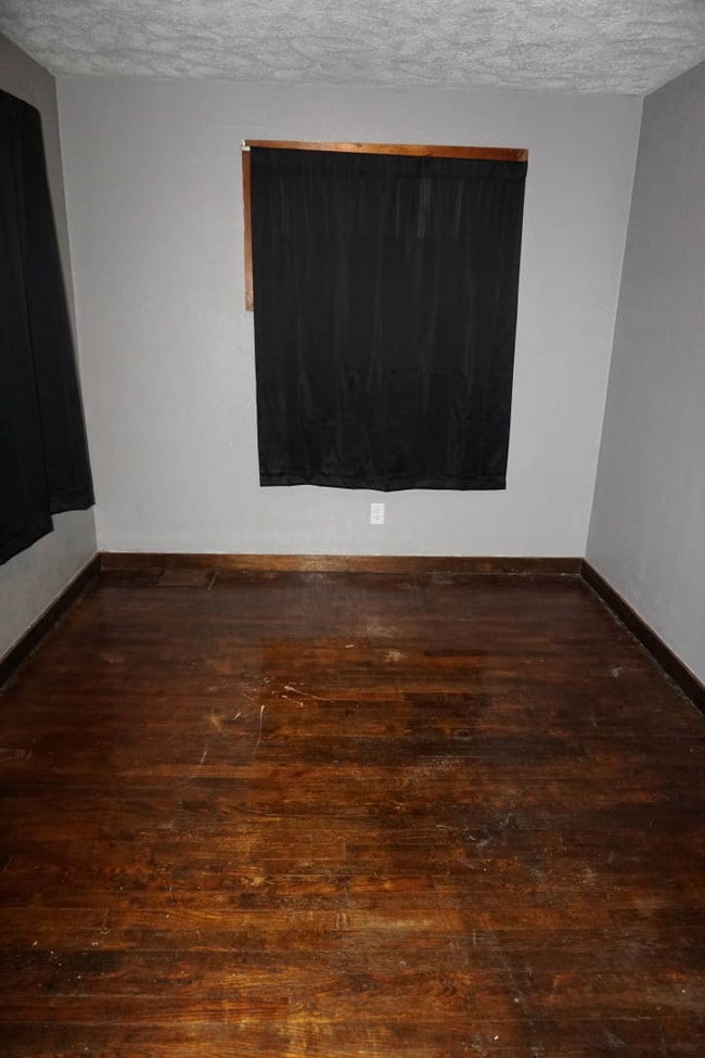 Building Photo - 204 N Geri St