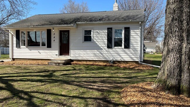 Building Photo - 3 bed, 1 1/2 bath Home for rent in Elk Run Heights