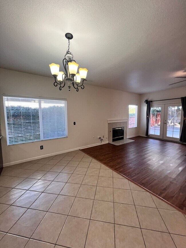 Building Photo - Super cute home with 3 car garage in a des...