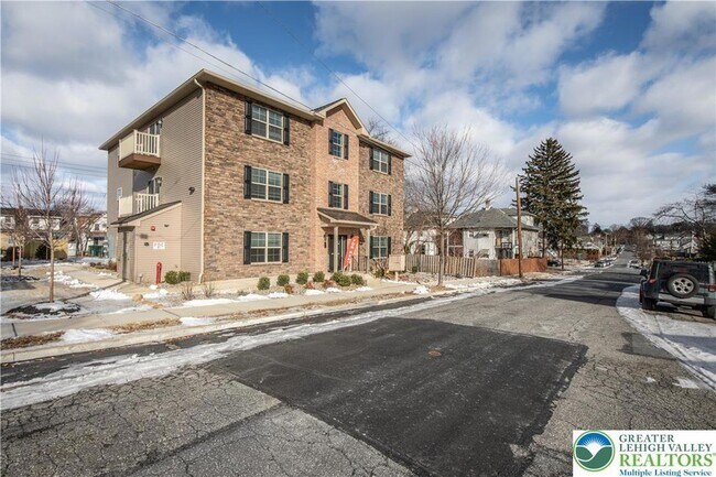 Building Photo - 1513 Maple St