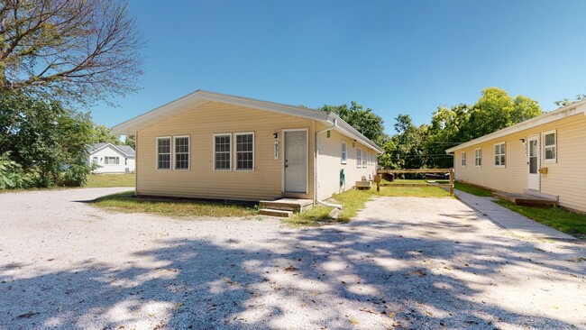 Building Photo - AVAILABLE AUGUST 1st! SPACIOUS 2 BEDROOM w...