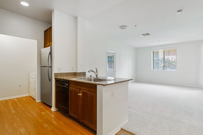 Building Photo - Stylish 2-Bedroom Condo with Resort Amenit...