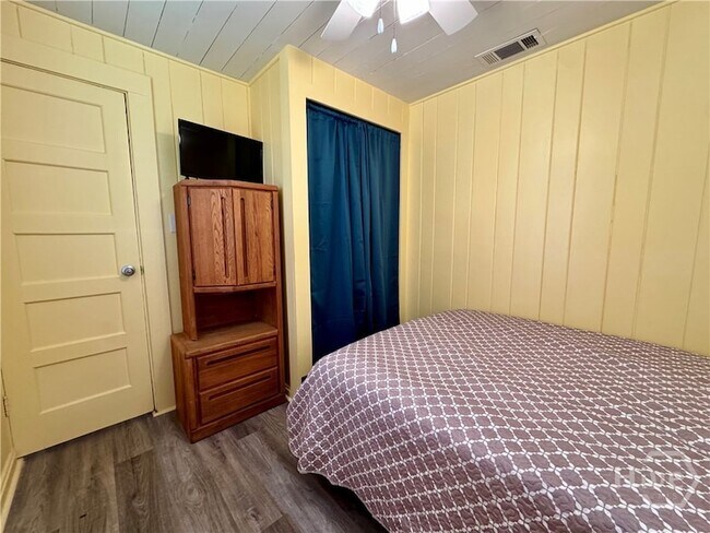 Building Photo - 233 Quacco Rd