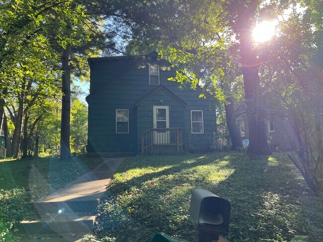 Building Photo - 4 bedroom, 2 bathroom home in the peaceful community of Mahtomedi access to White Bear Lake