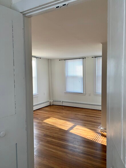 Building Photo - 1490 Farmington Ave