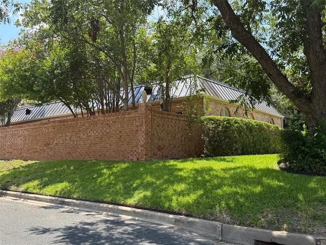 Building Photo - 1401 W 29th St