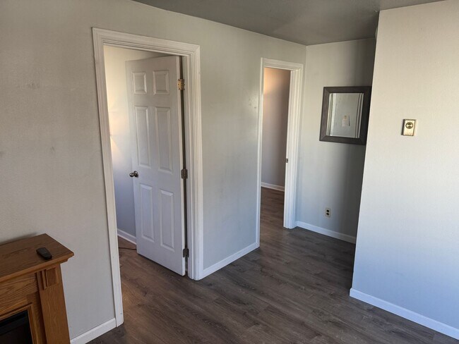 Building Photo - Super cute 2 bedroom, 1 bath house!