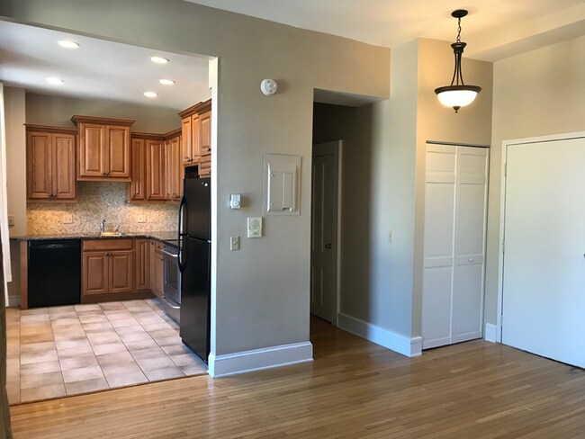 Building Photo - 156 Circular St