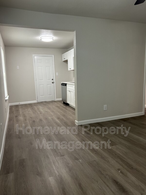 Building Photo - 407 N Justin Ave