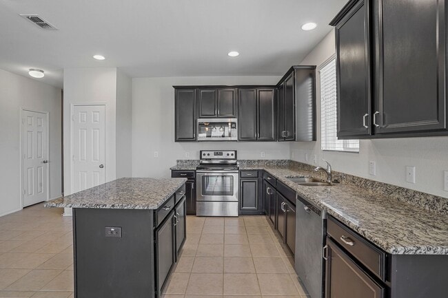 Building Photo - Beautiful Corner Lot Property in Paloma Creek!