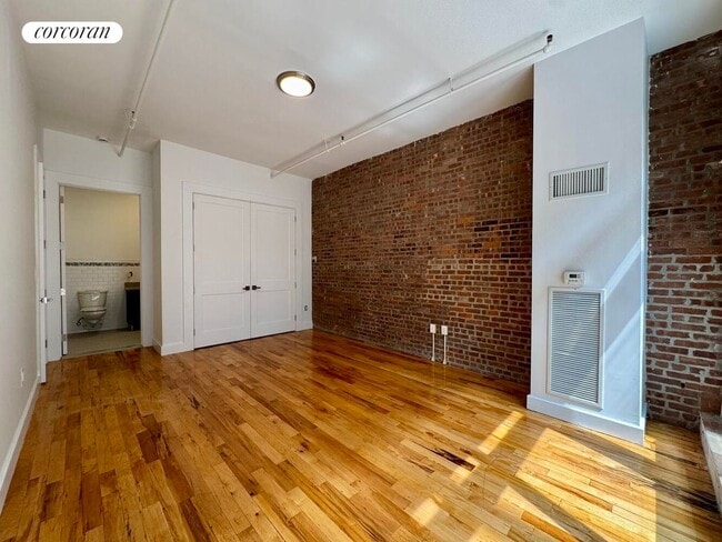 Building Photo - 275 Conover St