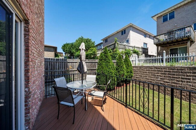 Building Photo - 316 6th St